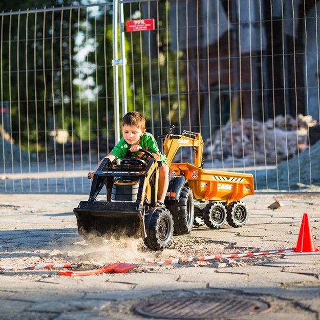 Minamas traktorius su priekaba Falk