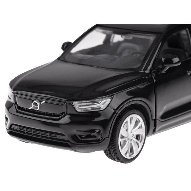 Metalinis Volvo XC40 Recharge automobilis su garso ir šviesos efektais 